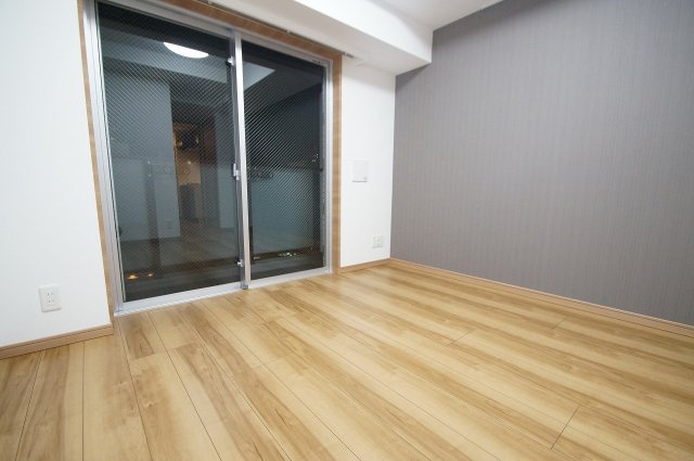 居室・リビング　落ち着いた色合いのフローリングの居室です