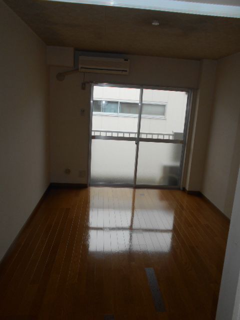 CRESENT TOWNの居間写真