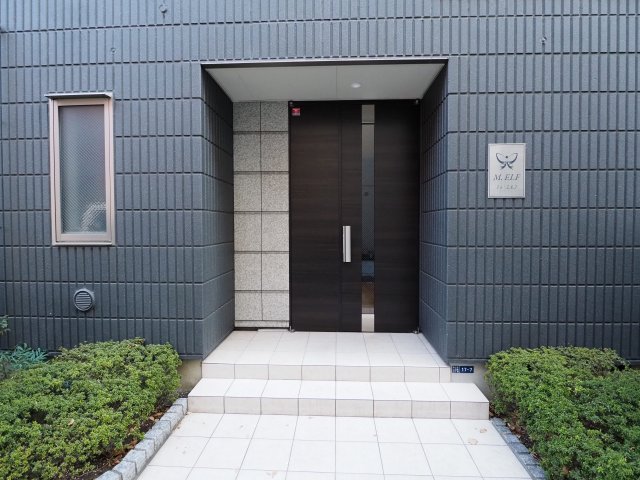 エントランス　エントランスには緑も覗き、雰囲気がいいですね♪