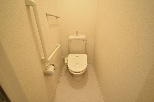 トイレ　落ち着いた色調のトイレです