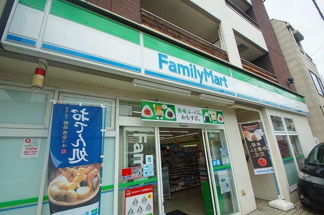 コンビニ　ファミリーマート（コンビニ）まで551m