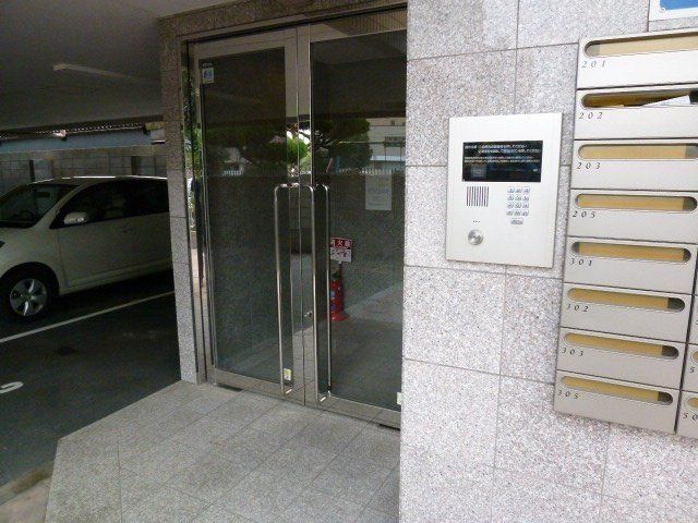 エントランス　オートロック付きで防犯も安心です。