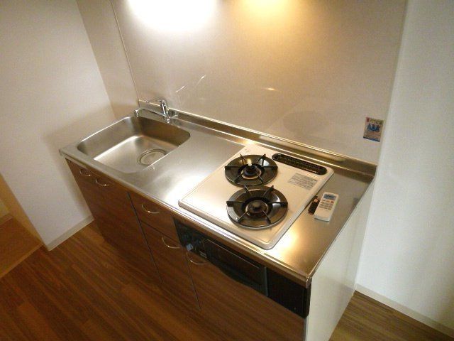 キッチン　ガスコンロ2口付きのキッチン搭載です。