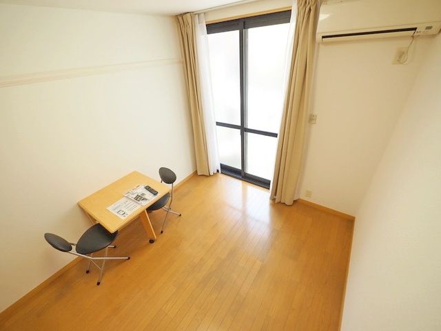 ブルーライン 新羽駅 徒歩15分 3階建 築19年の居間写真