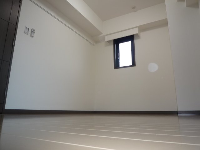居室・リビング　「落ち着いた色合いの床材を使用した居住空間」