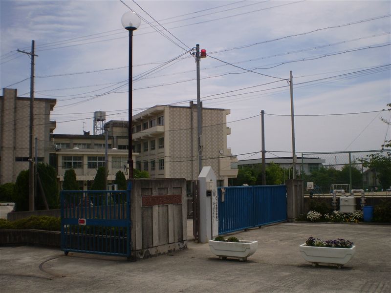 小学校　箕面市立西小学校（小学校）まで657m