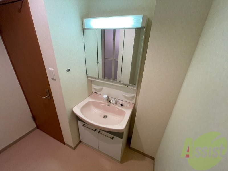 洗面設備　シャンプードレッサー。身支度はここでばっちり。