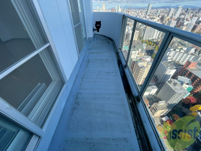 バルコニー　バルコニー。洗濯物がはかどりそうな広さがありますよ。