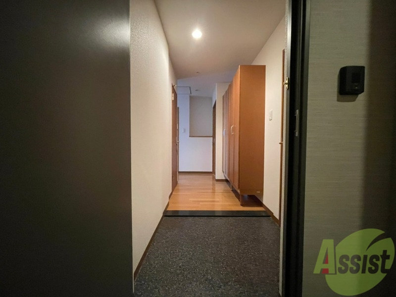 玄関　玄関の様子です。広い洋室にすぐ繋がっています。