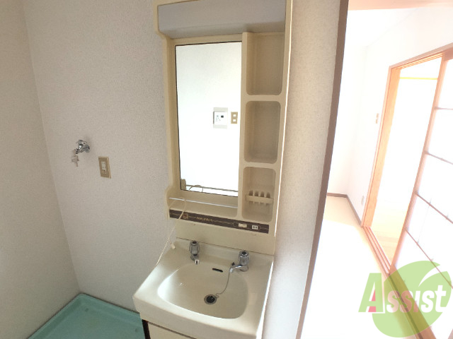 洗面設備　独立洗面台で朝の身支度もバッチリですね。