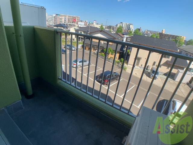 バルコニー　バルコニーには洗濯物が干せるようになっています