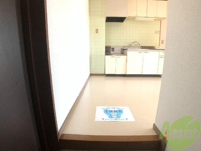 玄関　玄関からの様子です。リビングからの日が差し込んでいます。