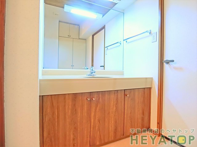 洗面設備　忙しい朝の身支度に便利な広々とした洗面化粧台