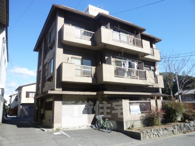 京都市山科区勧修寺本堂山町のマンションの建物外観