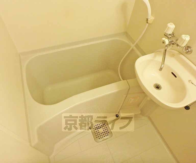 バス・シャワールーム　一日の汗を流しましょう。