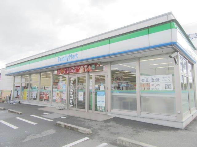 コンビニ　ファミリーマート津河芸町中別保店（コンビニ）まで560m
