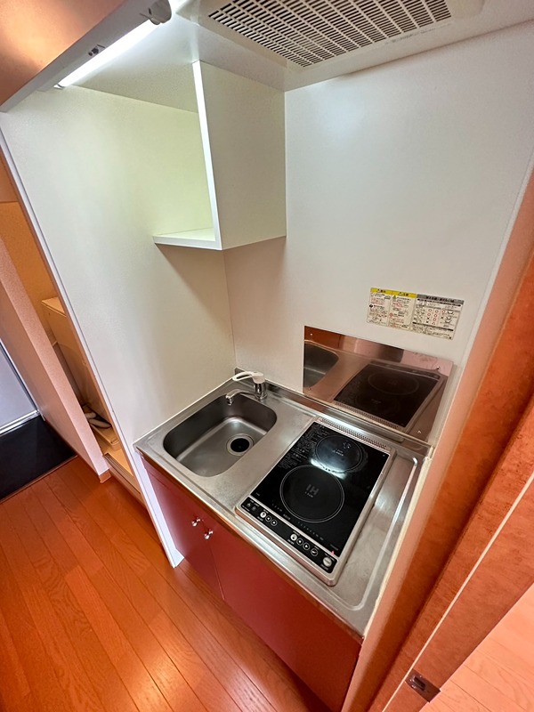 キッチン　キッチンには電気２口コンロが設置済みです