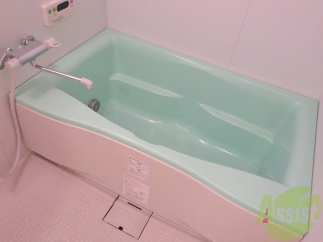 バス・シャワールーム　バスルームは狭すぎず、シャワーも浴びやすそうです。