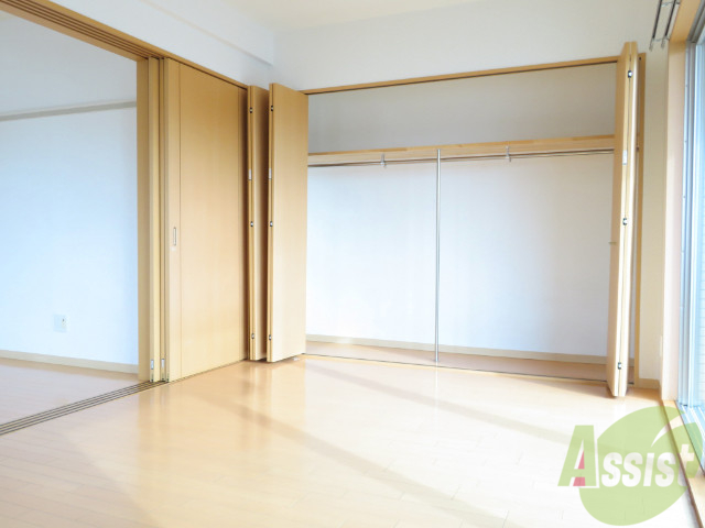 その他部屋・スペース　８．６帖の広々とした洋室もあります。寝室にどうぞ～。