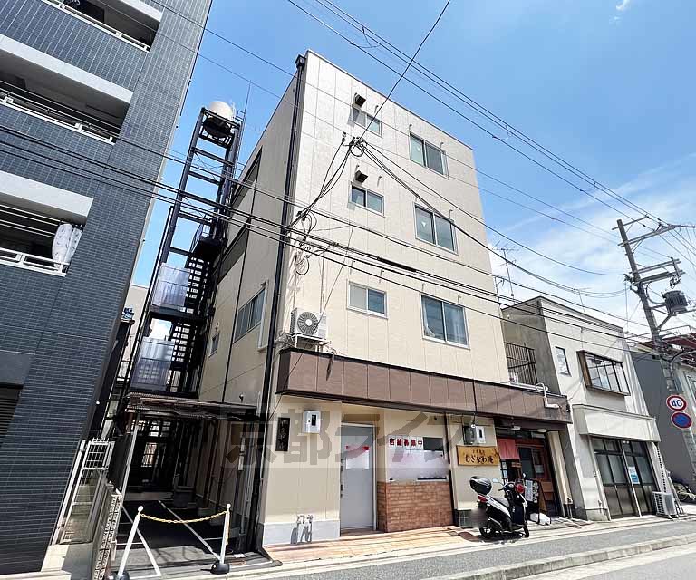 貞金ビルの建物外観