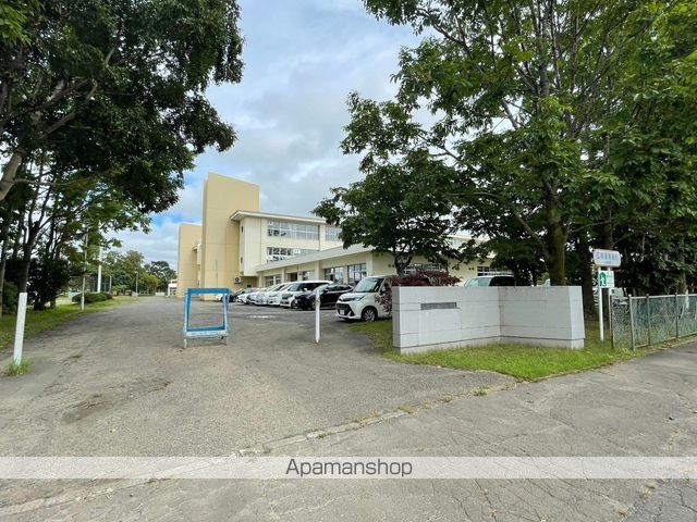 小学校　釧路市立鳥取西小学校（小学校）まで665m