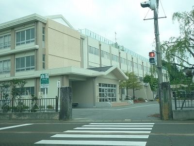 【新潟市秋葉区古津のアパートの小学校】