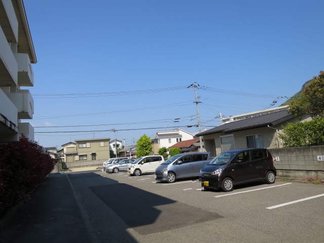 【高松市高松町のマンションの駐車場】