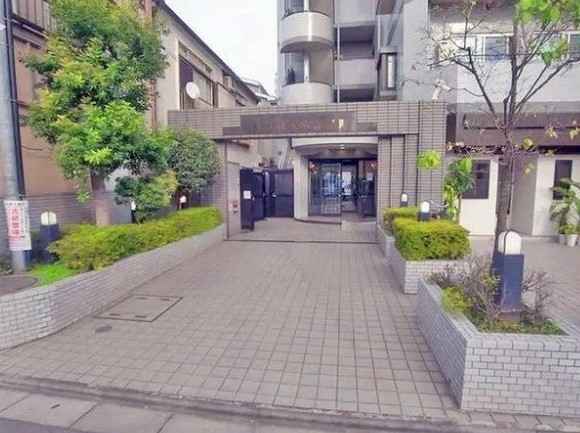 【川崎市川崎区渡田山王町のマンションのエントランス】