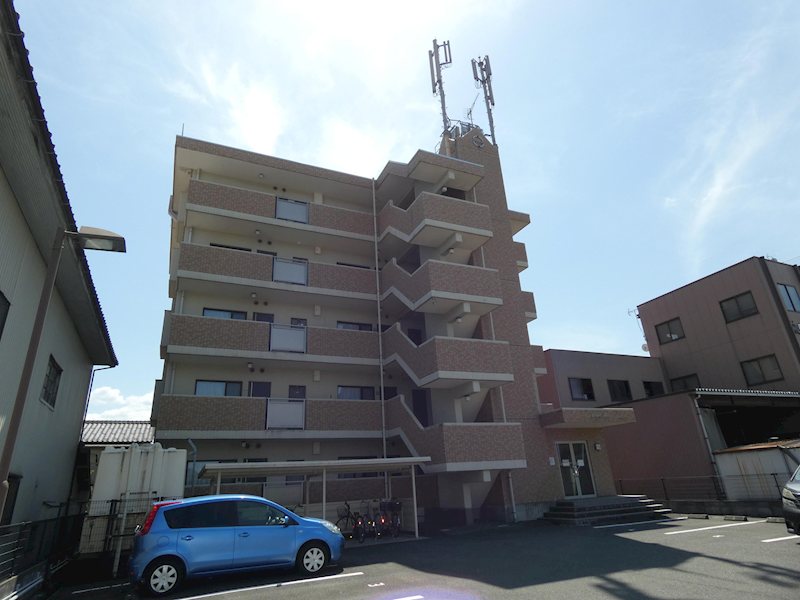 ロイヤルフラッツの建物外観