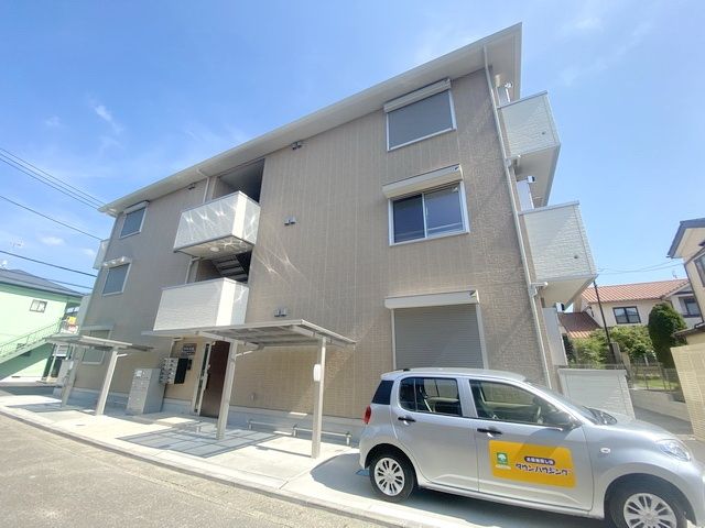 【伊勢原市石田のアパートの建物外観】