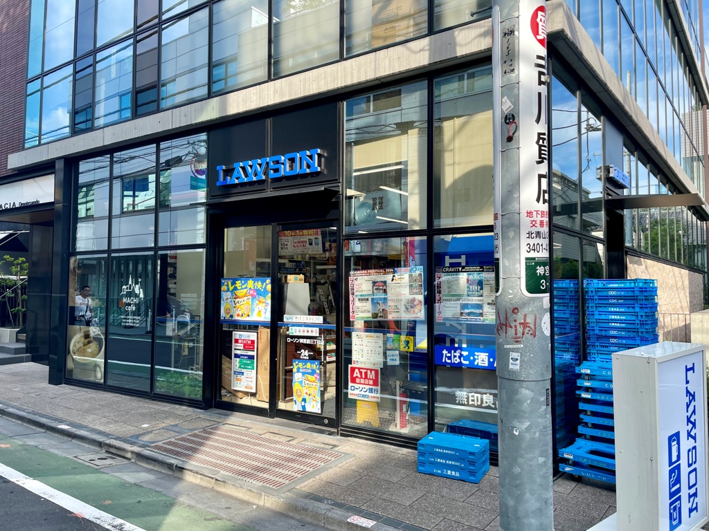 コンビニ　ローソン神宮前三丁目店（コンビニ）まで374m