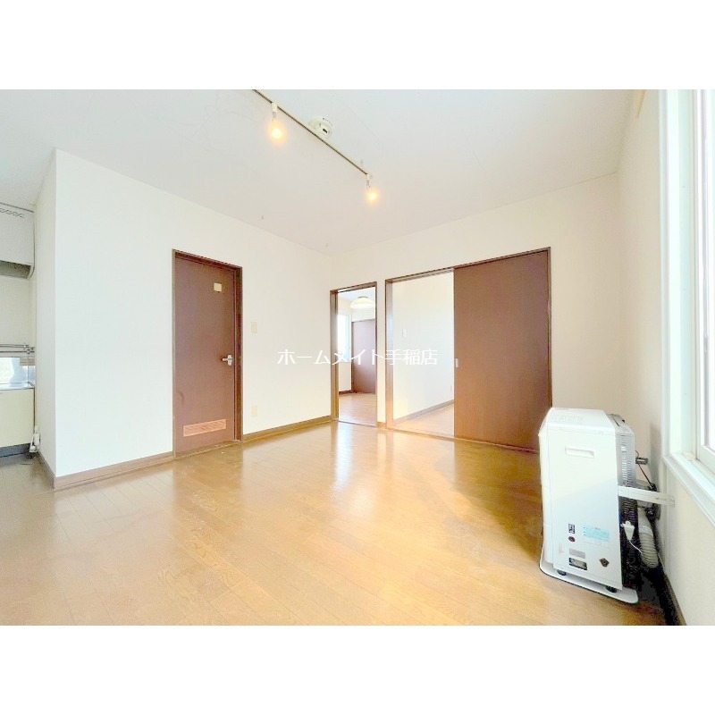 居室・リビング　明るいリビング、アクセントクロス付きです♪