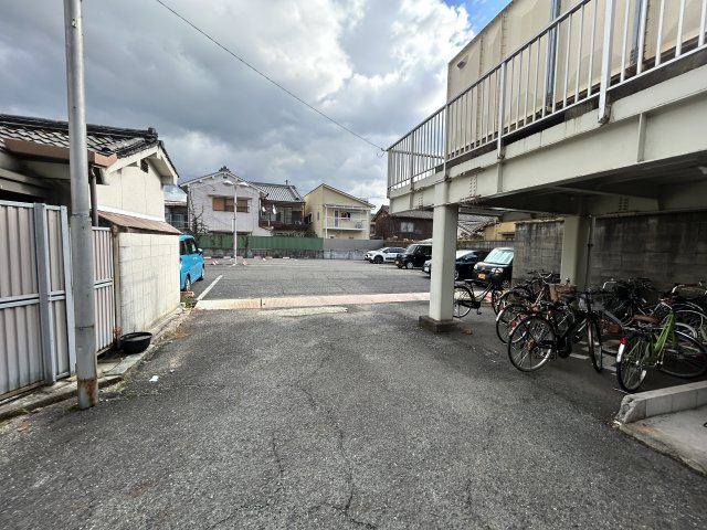 【大和高田市本郷町のマンションの駐車場】