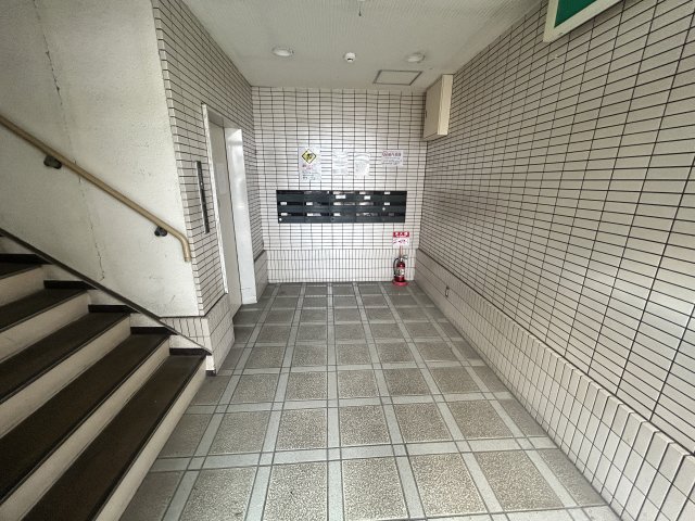 【大和高田市本郷町のマンションのエントランス】