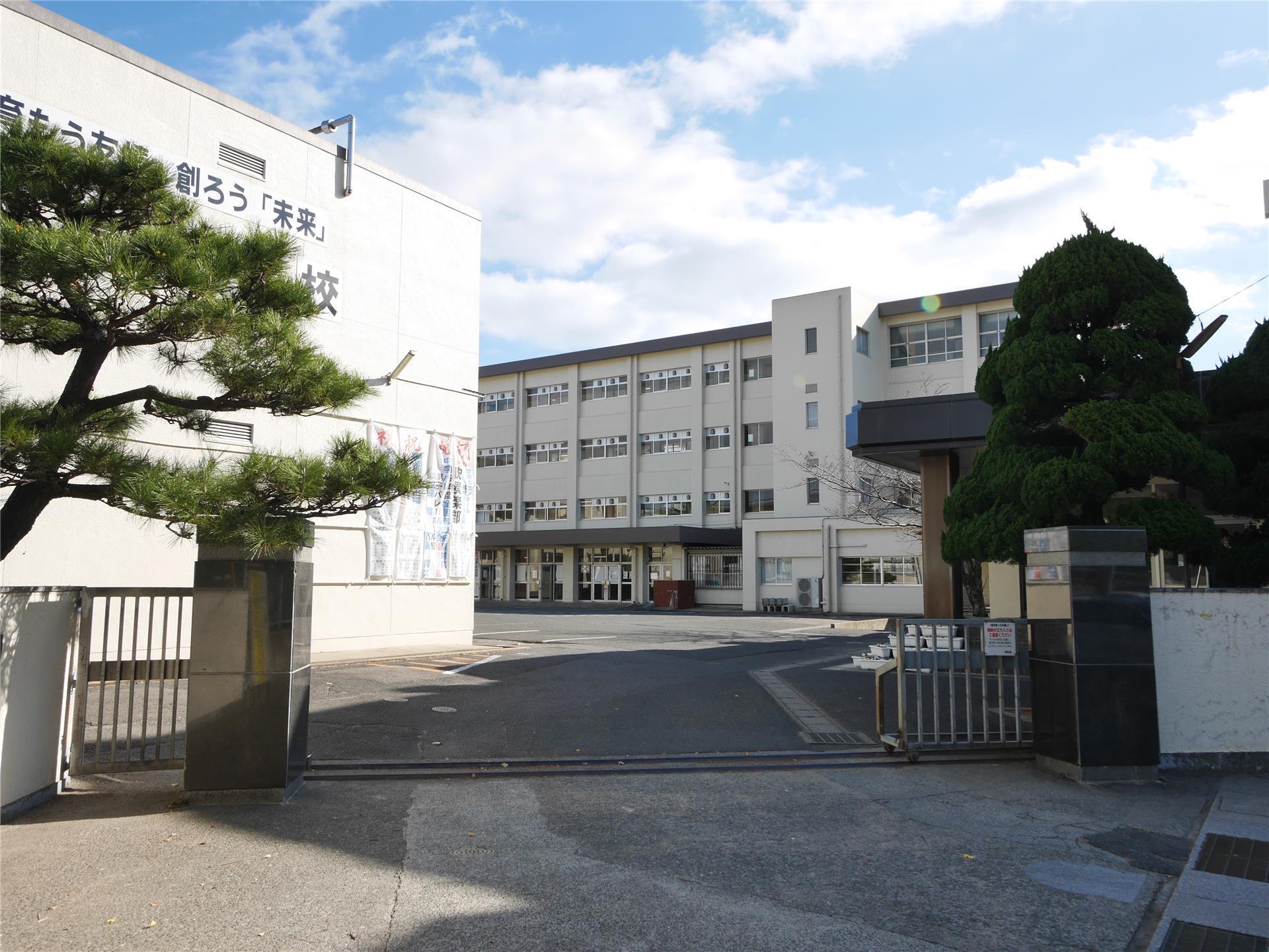 【ＴＨＥ　ＳＱＵＡＲＥ　Ｇｌｏｒｙ　Ｒｅｓｉｄｅｎｃｅの中学校】