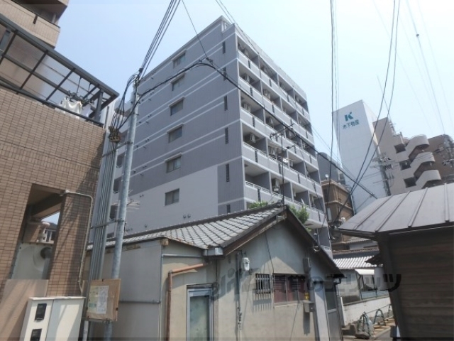 京都市山科区竹鼻竹ノ街道町のマンションの建物外観