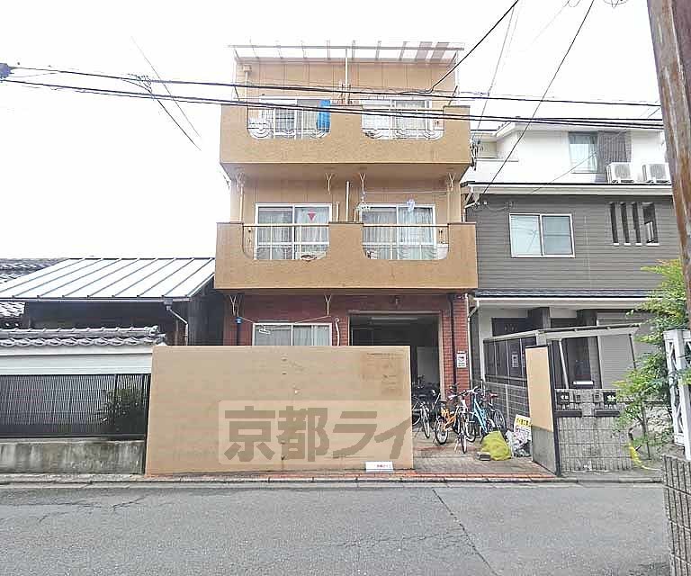 京都市上京区下木下町のアパートの建物外観