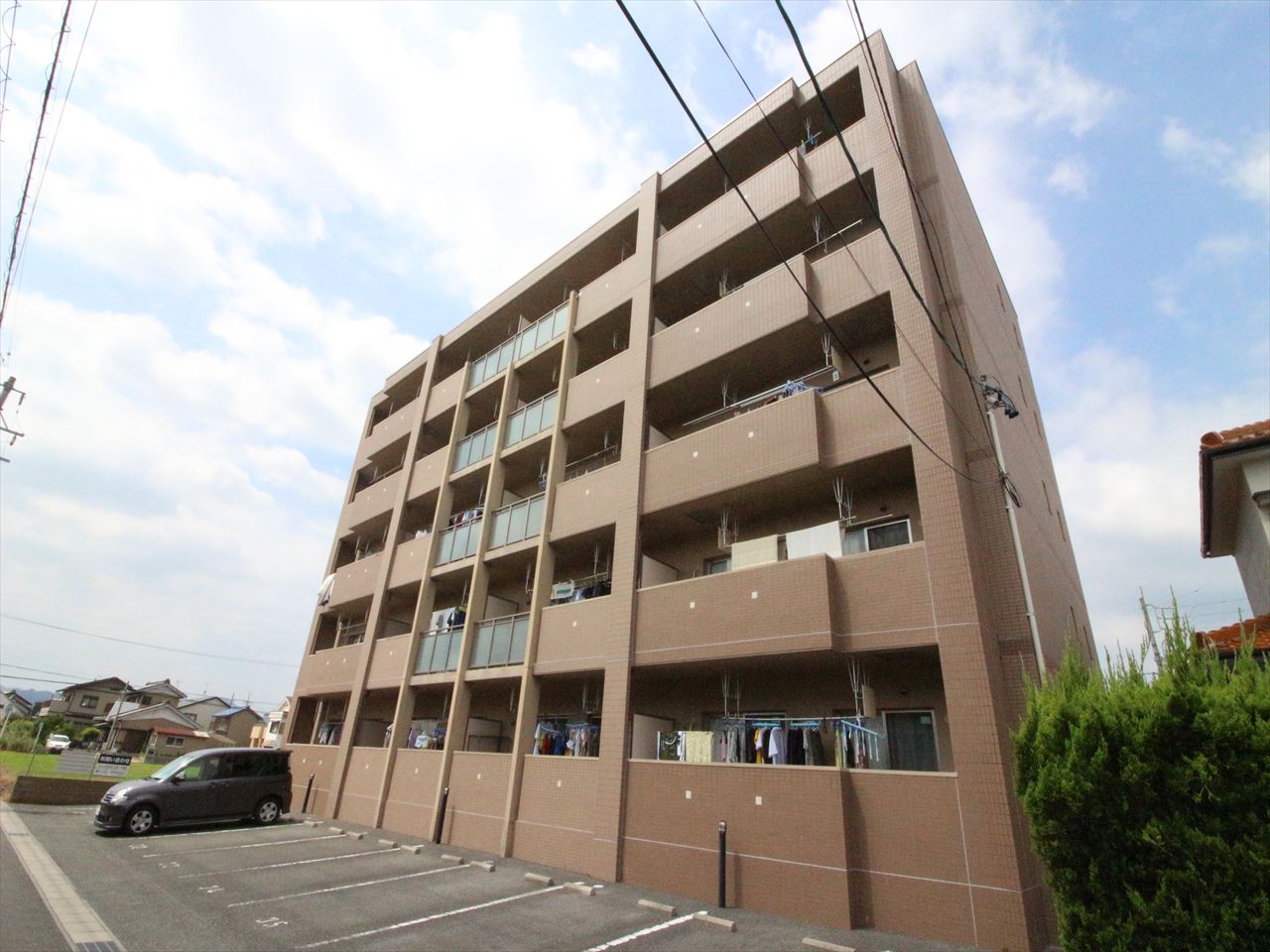 【豊川市市田町のマンションの建物外観】