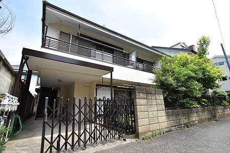 調布市飛田給のアパートの建物外観