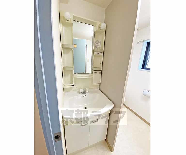 洗面設備　綺麗な洗面化粧台です。