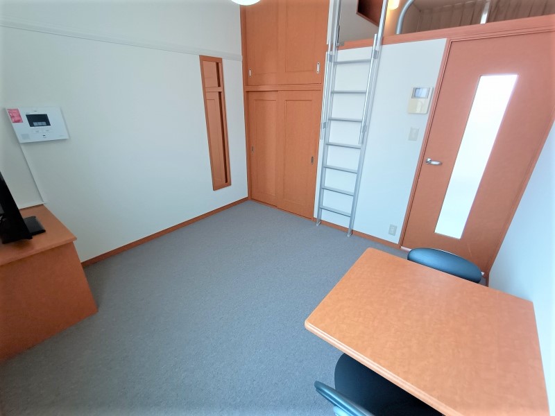 居室・リビング　家電・家具付きのお部屋です。