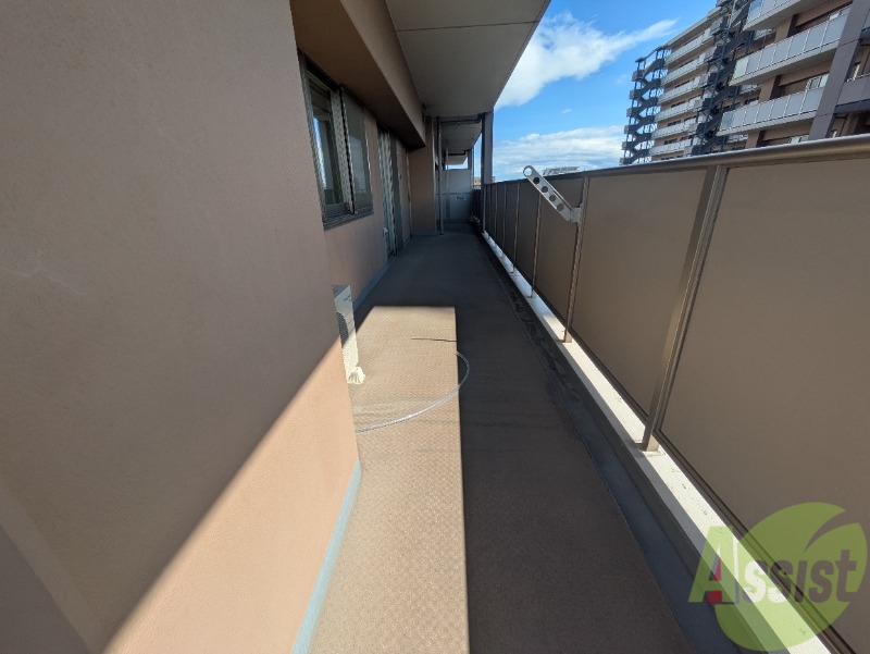 バルコニー　バルコニーはリビングから洋室まで繋がっているので長いです。