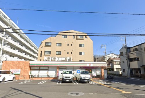コンビニ　セブンイレブン 神戸記田町3丁目店（コンビニ）まで304m
