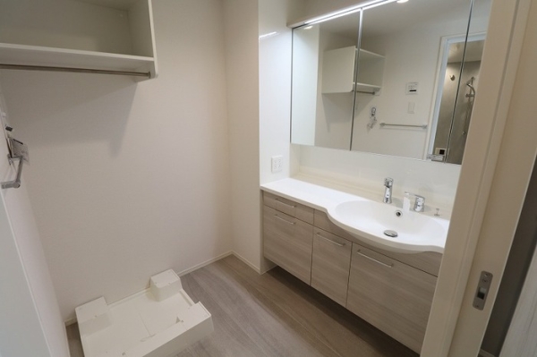 洗面設備　独立洗面台で朝の準備も快適です♪