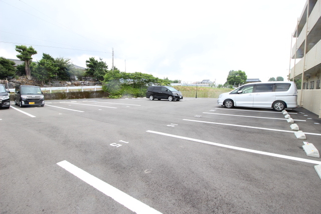 駐車場　敷地内駐車場あり