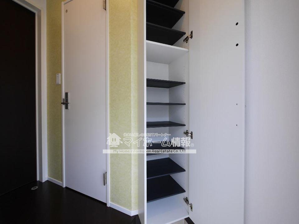 収納　シューズボックスは棚板を外せばブーツも楽々収納