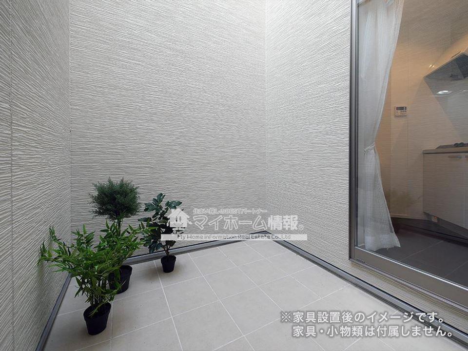 バルコニー　布団も干せる広々バルコニー