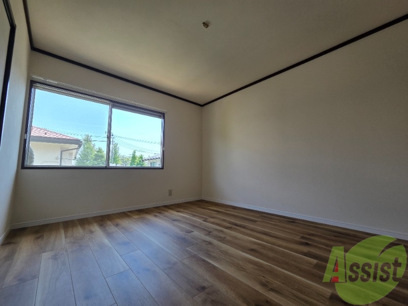 その他部屋・スペース　６．４帖の洋室にも窓があり明るいお部屋です。