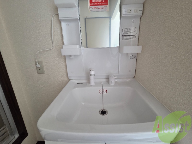 洗面設備　こちらの独立洗面台で朝の身支度が出来ます。