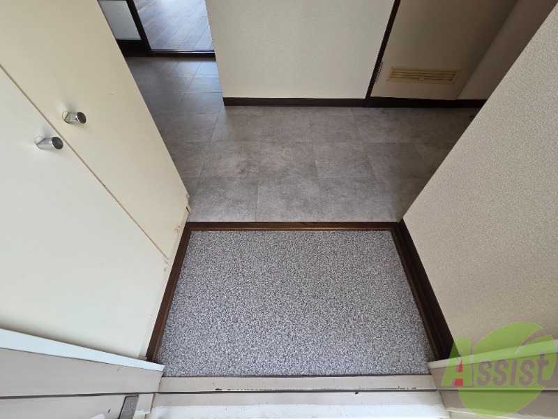 玄関　玄関を上がると４．３帖のキッチンへと繋がります。